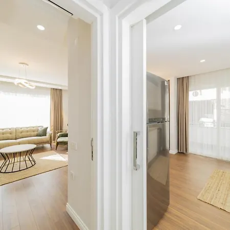 Central Flat With Balcony Near Sea In Muratpasa *