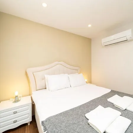 Central Flat With Balcony Near Sea In Muratpasa * Antalya