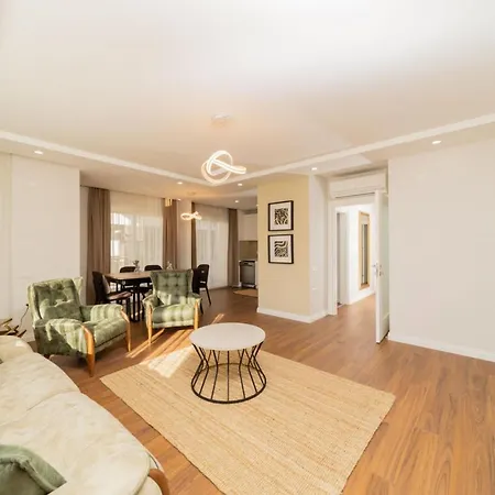 Central Flat With Balcony Near Sea In Muratpasa Apartment